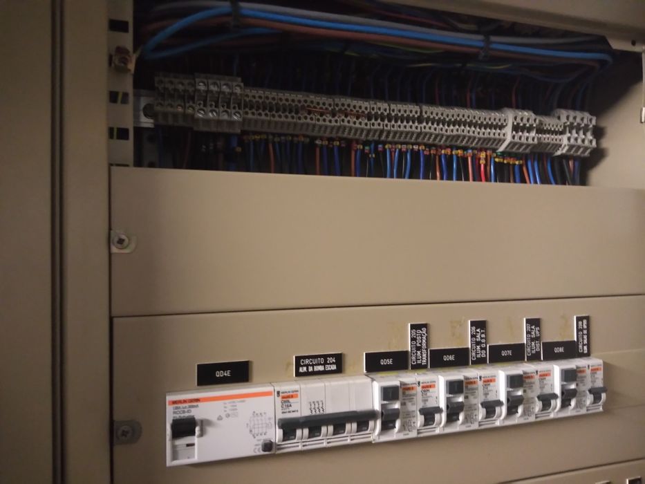 Executa-se   certificação de eletricidade e ar condicionado