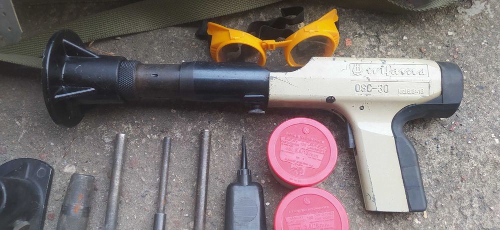 Pistolet, osadzak do kołków ,i gwożdzi. Prochowy