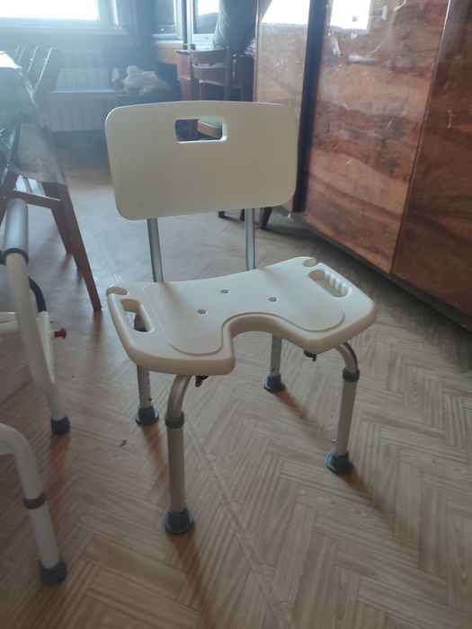 Стілець для душу зі спинкою на ніжках.