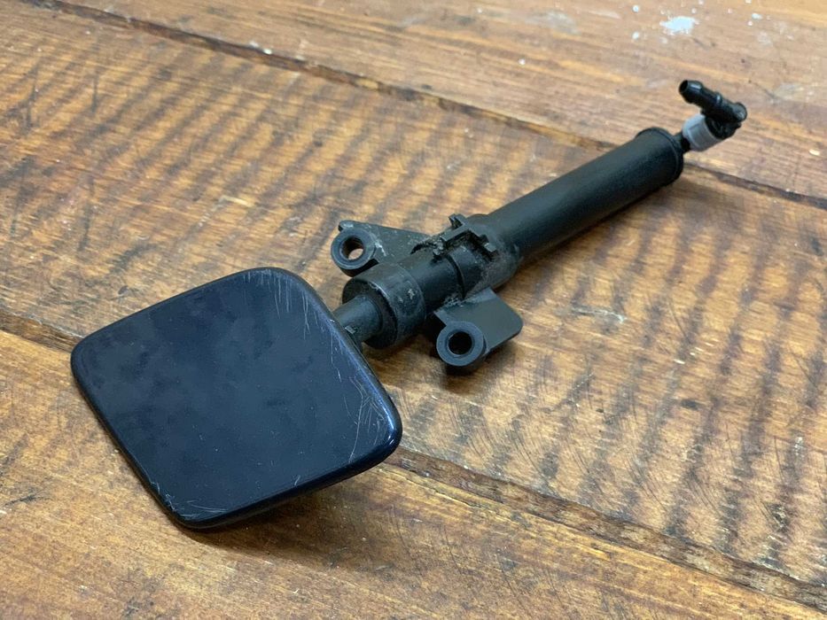 Spryskiwacz z zaślepką Volvo V40 II komplet