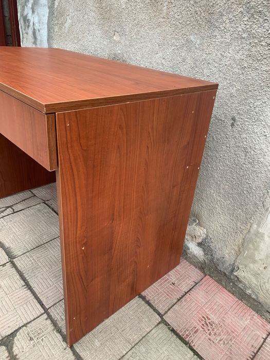 Biurko w kolorze mahoniowym