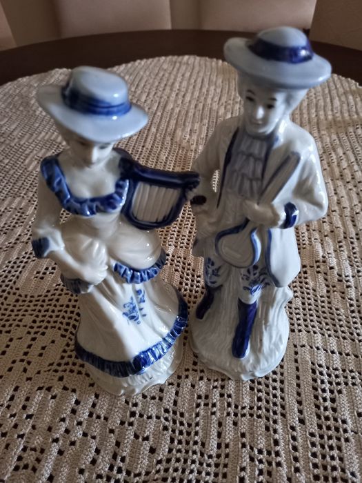 Imagem de casal de meninos em porcelana