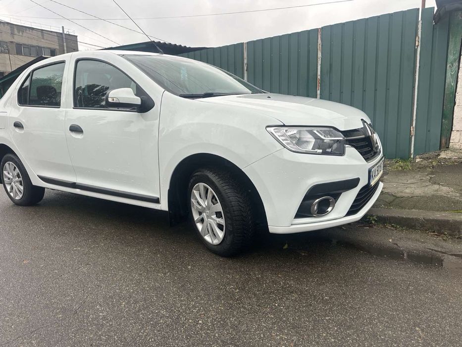 Пвтомобиль Renault Logan
