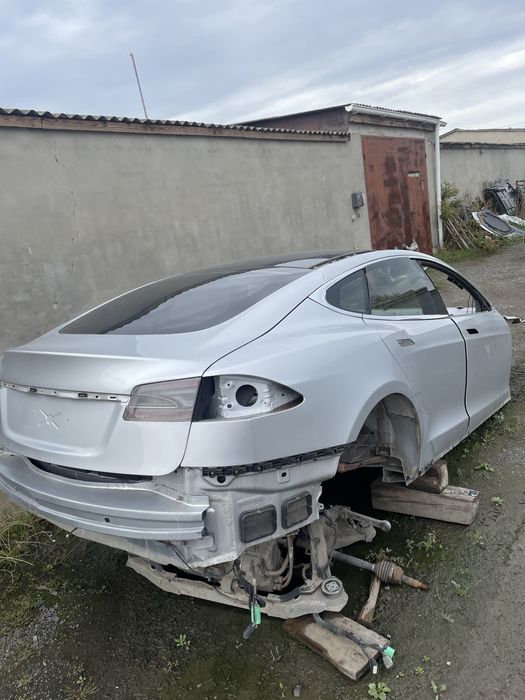 Tesla S 12-21р кузовні запчастини