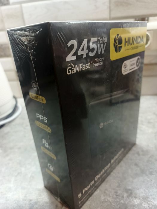 Зарядна станція HUNDA 245W USB C GaN Fast Charger з 5 портами.