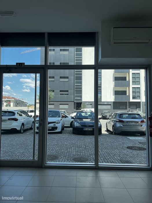 Loja Moderna com Garagem | Excelente Localização | Pronta a Utilizar
