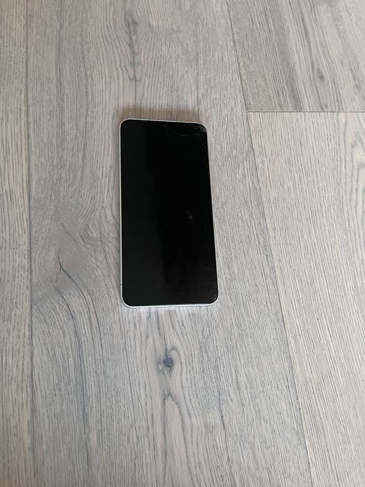Galaxy S22.  Em bom estado porém atrás esta um pouco rachado e à frente muito pouco.Telemóvel com apenas 1 ano de uso.Câmara frontal e trazeira ótima