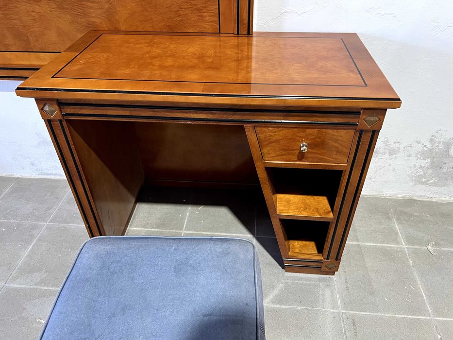 Mobília de Quarto Completa em Madeira – Cama, Cabeceira, Secretária/Padeira, Pouf e Mesas de Cabeceira