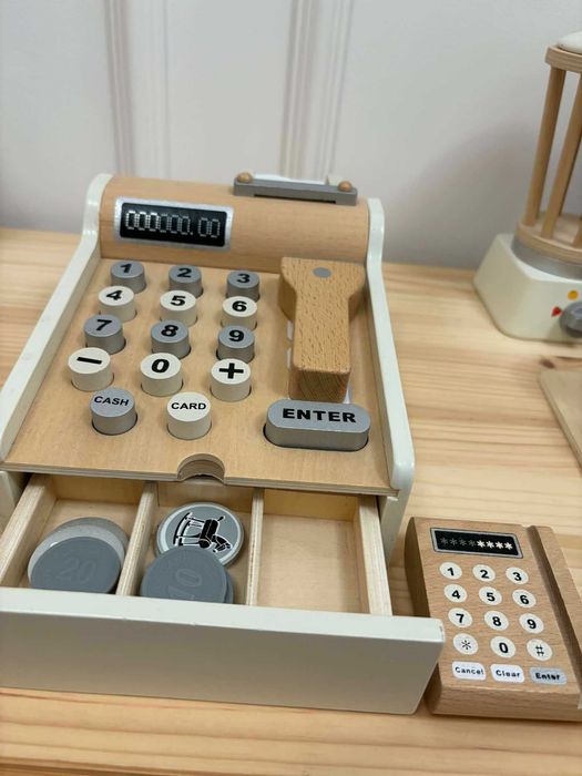 Drewniana kasa zabawkowa