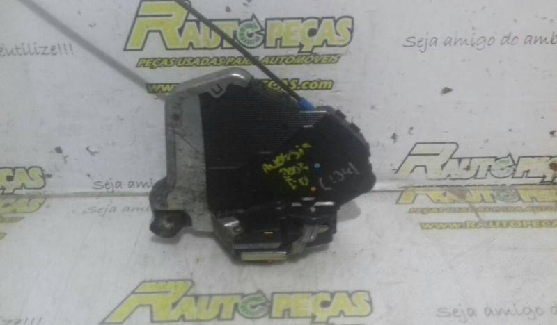 Fecho da Porta Frente Direito - TOYOTA AVENSIS três volumes (_T25_) | 03 - 08