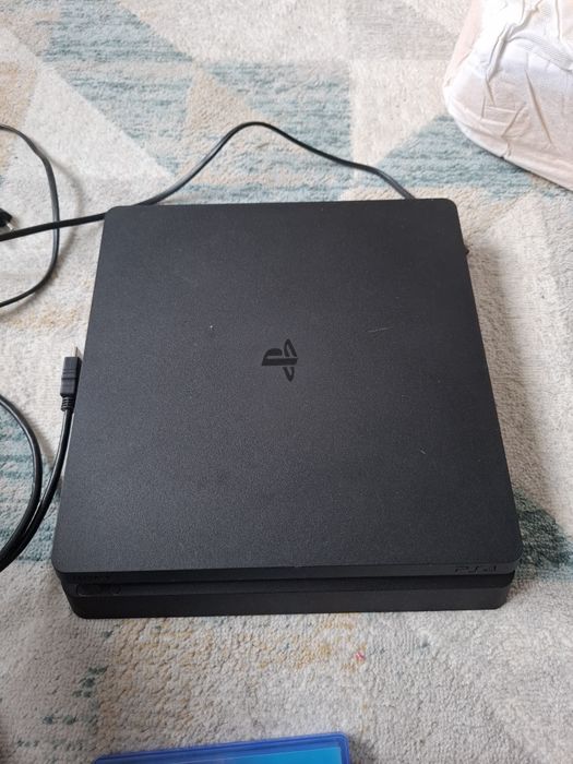 Playstation 4 com o jogo diablo incluído