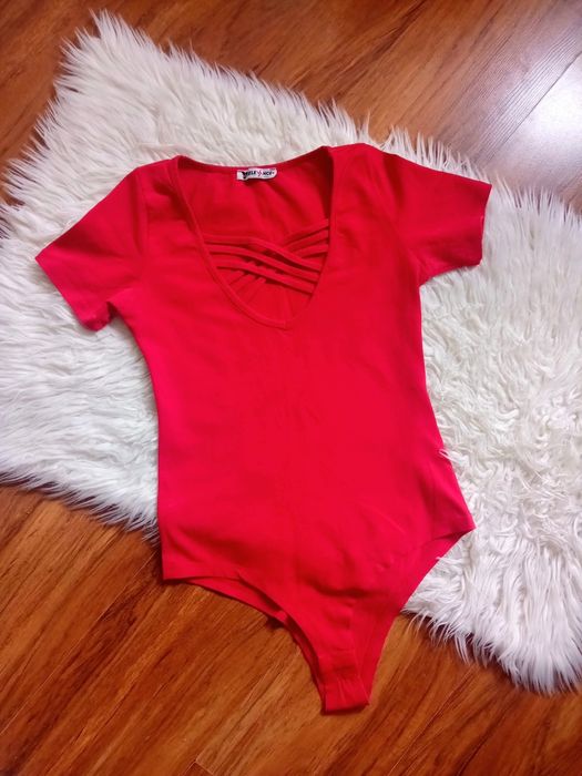 Śliczne czerwone body firmy Revance, rozmiar S