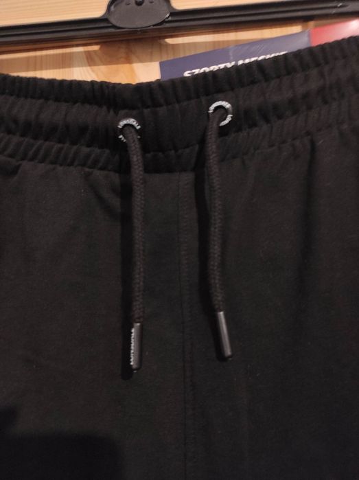 Czarne krótkie sportowe spodenki Lonsdale rozmiar XXL z kieszonka