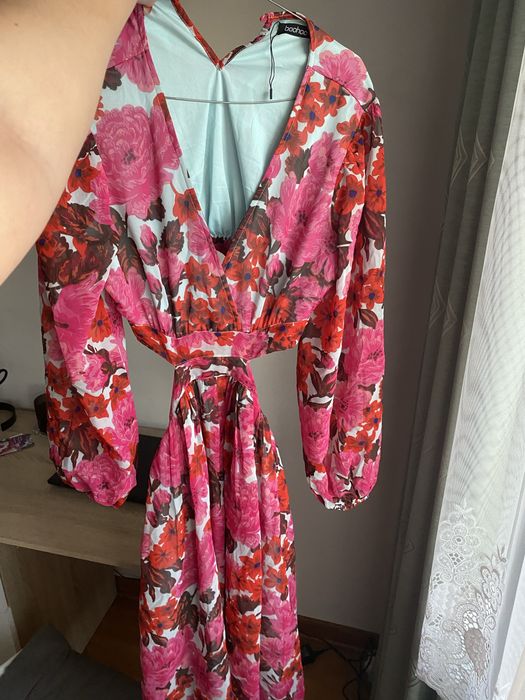 Prześliczna sukienka z odkrytymi plecami BOOHOO