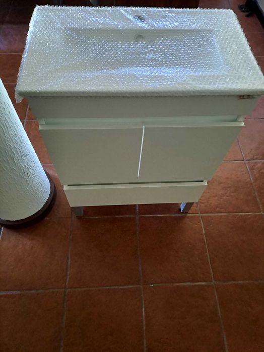 Móvel de casa de banho com lavatório incluído - Novo!