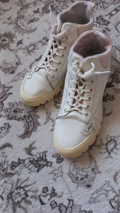 Женские кожаные кроссовки.