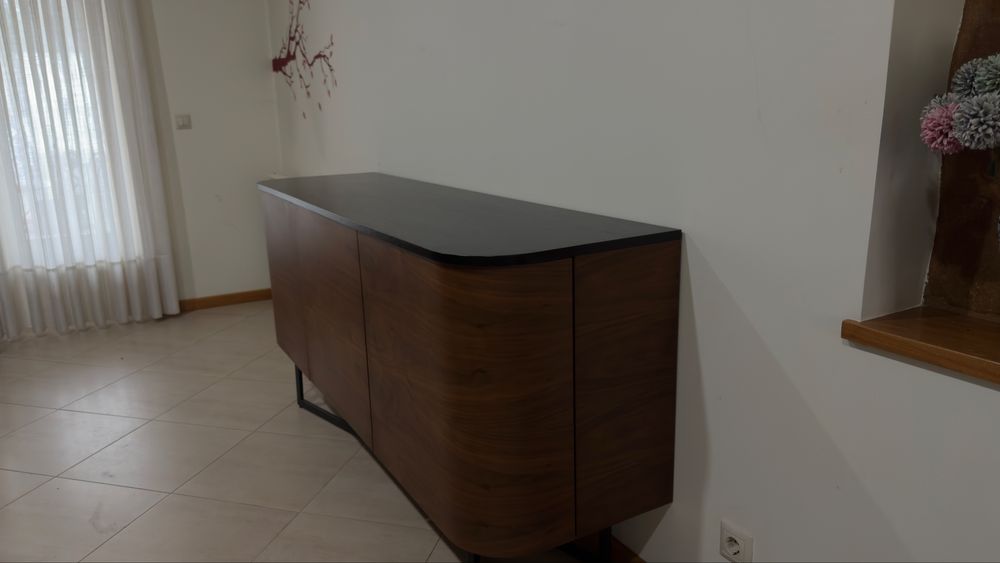 Conjunto mesa e aparador