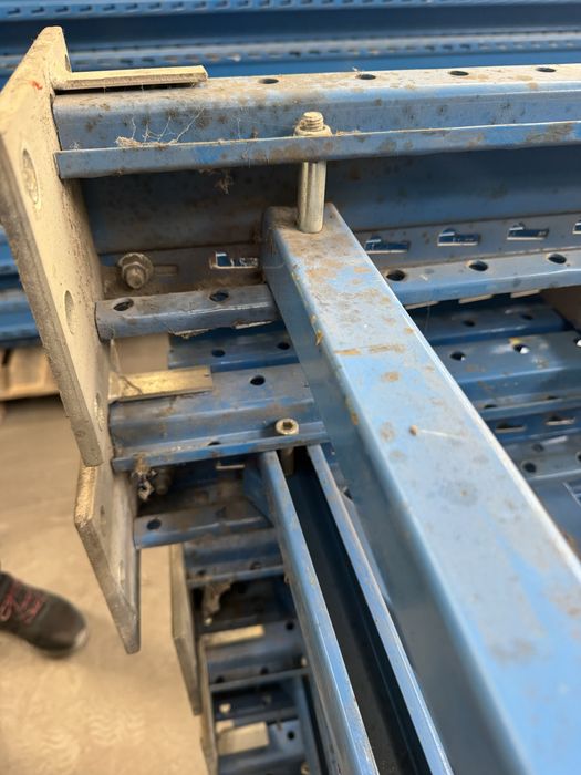 Słup konstrukcyjny, ślizg wyjezdny