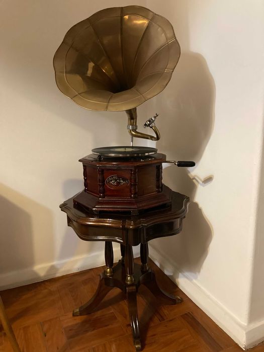 Vendo Camiseiro, mesas de cabeceira e mesa de apoio