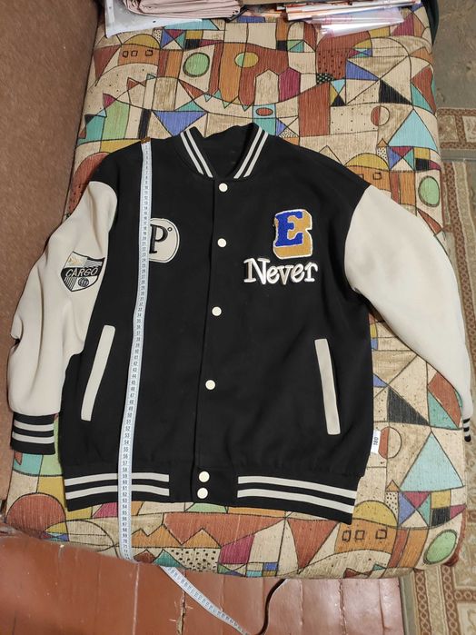 Бомбер на мальчика. На рост примерно 150 см. Демисезон.