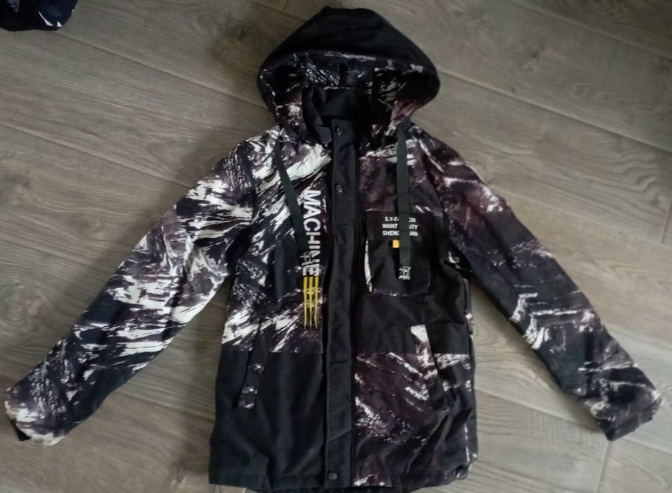 Продам демісезонну куртку для хлопчика .Зріст 146 см.Ціна 500 грн .