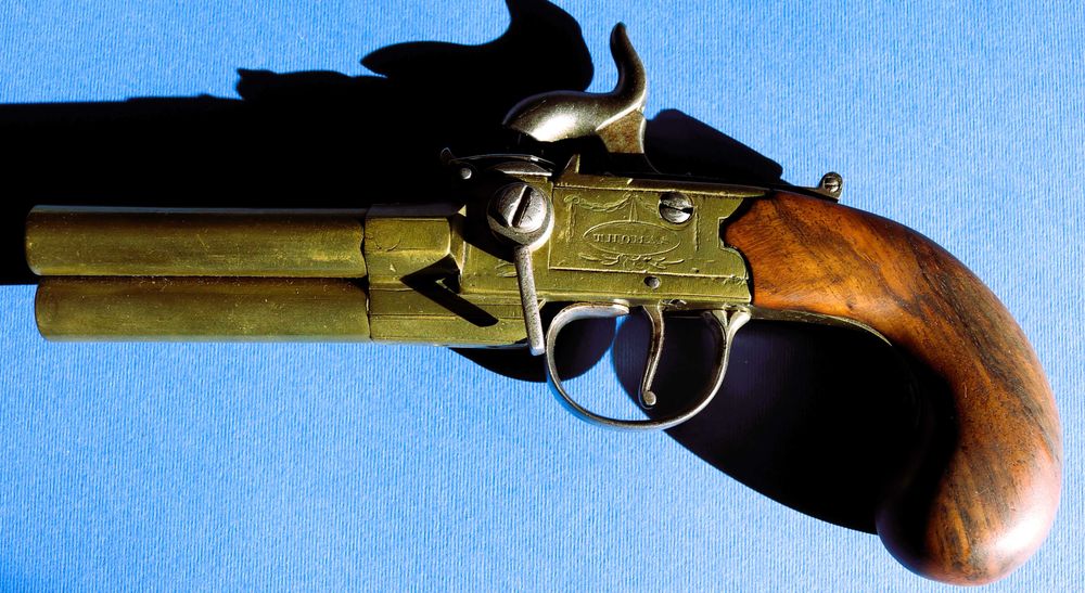Pistola inglesa de três canos marcada THOMAS em percussão s.XVIII/XIX