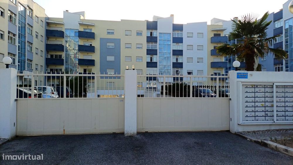 T2 em condomínio fechado com piscina e garagem | Carregado