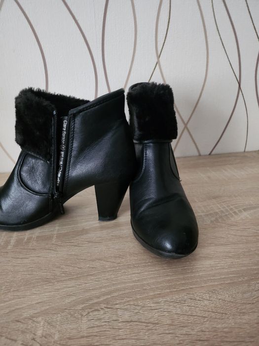 Botki czarne na obcasie.