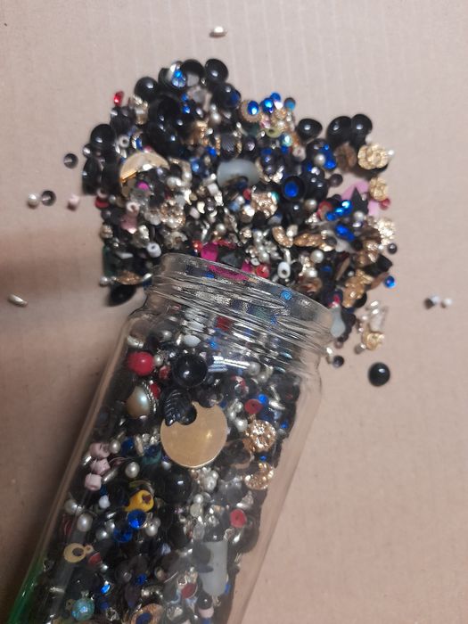 Lote de pequenas missangas, contas e lantejoulas