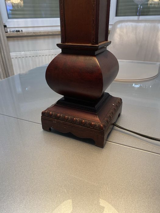 Elegancka lampa stołowa w stylu klasycznym
