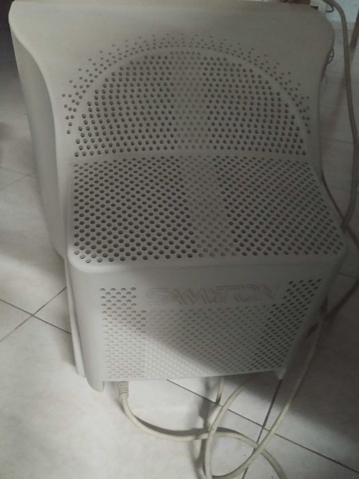 Monitor CRT 19" Samtron 96BDF DynaFlat para Jogos Retro / PC Antigo