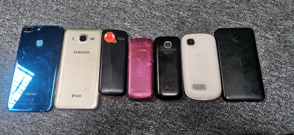 Телефони одним лотом.