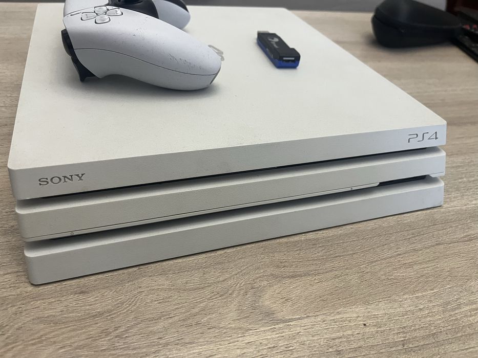 Ps4 pro biała + pad ps5+ przejsciowka wingman