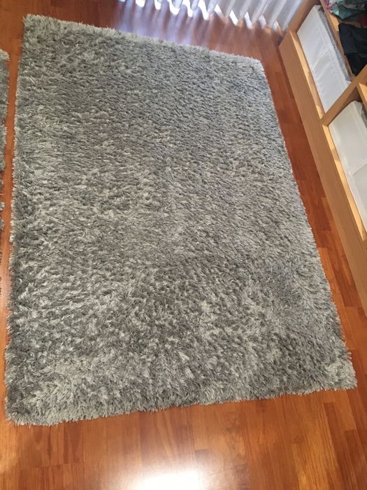 Duo de tapetes em cinza pêlo baixo