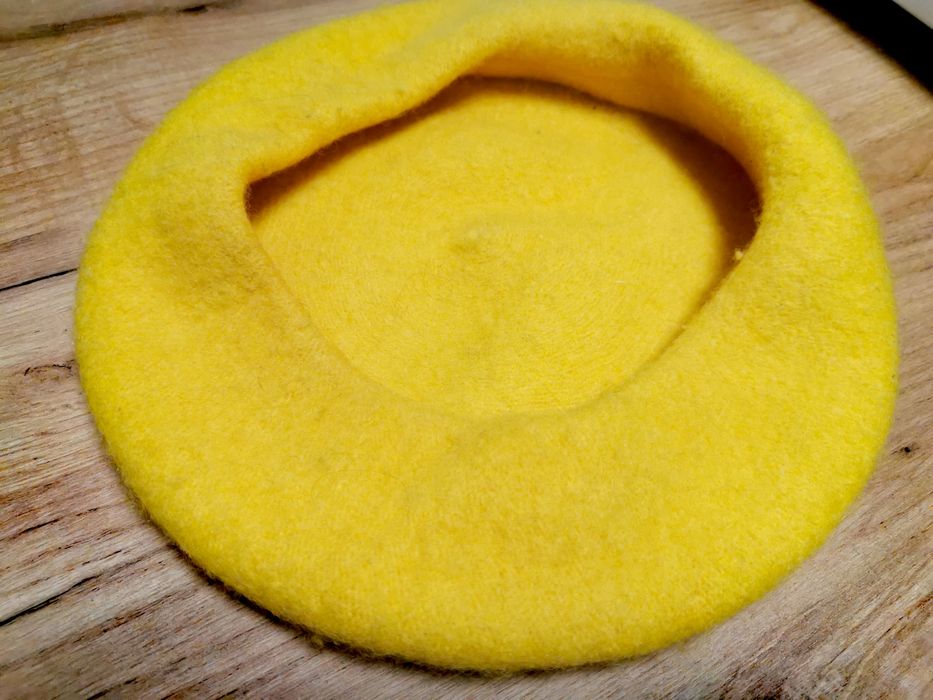 Beret z ozdobami damski 56