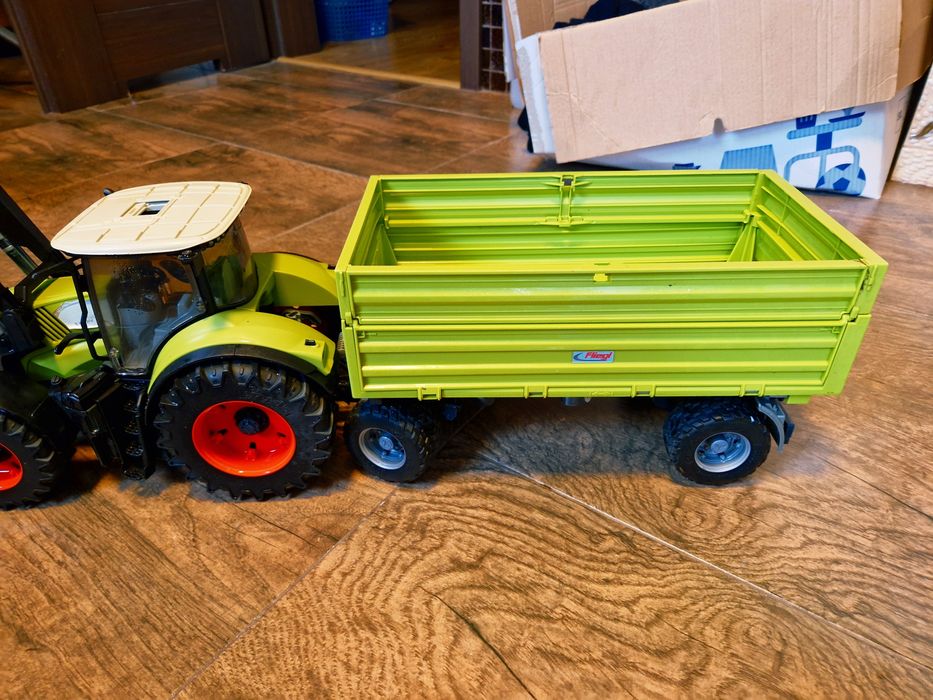 Duzy traktor z przyczepa Brudee