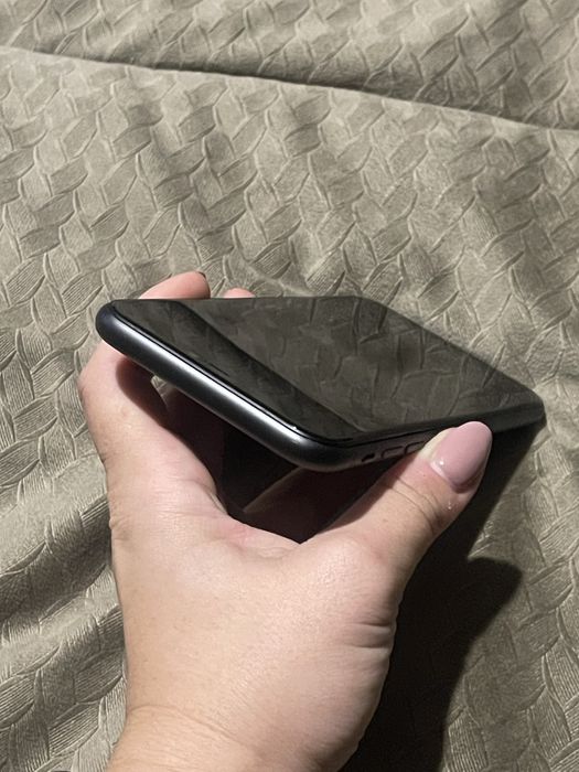 iPhone 11 with warranty64740235857282124