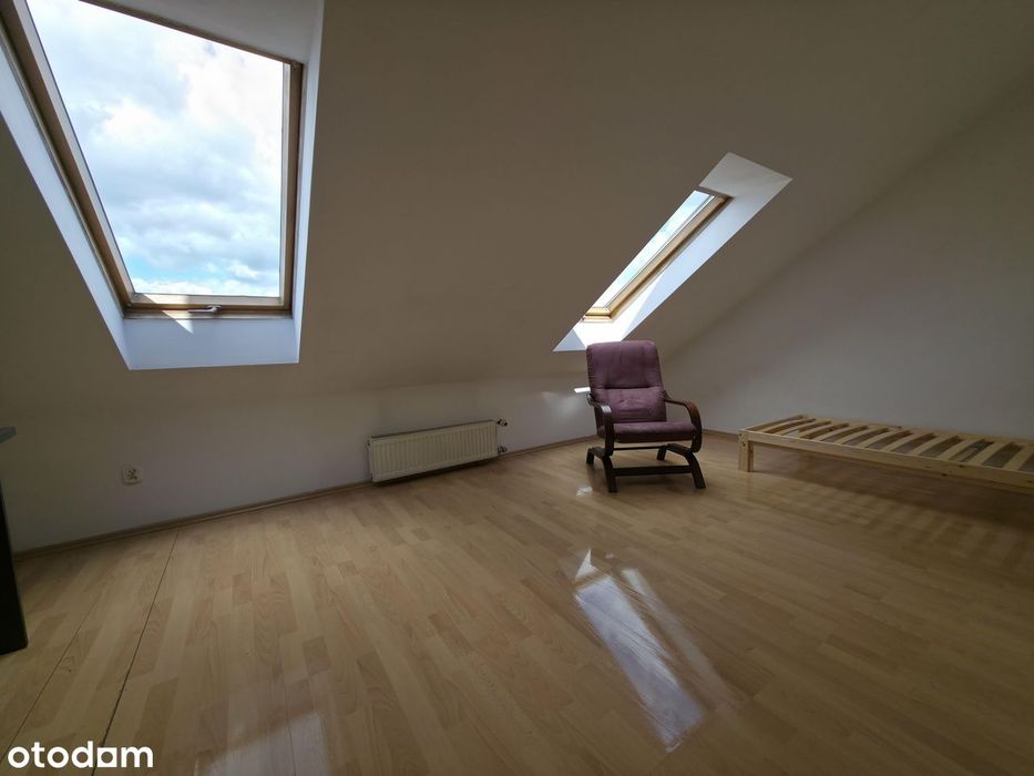 5 lub 6 pokoi, 2 łazienki z WC, 2 poziomy, balkon, schowek, garaż