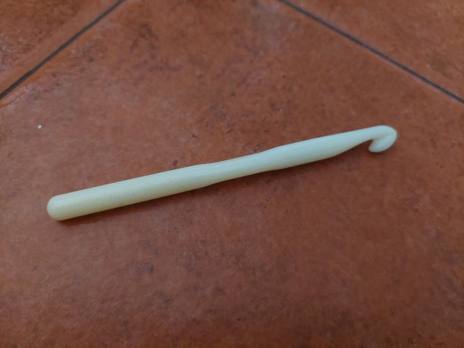 Rolo de fio + duas agulhas