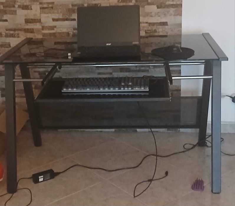 Mesa de escritório, computador,  secretária