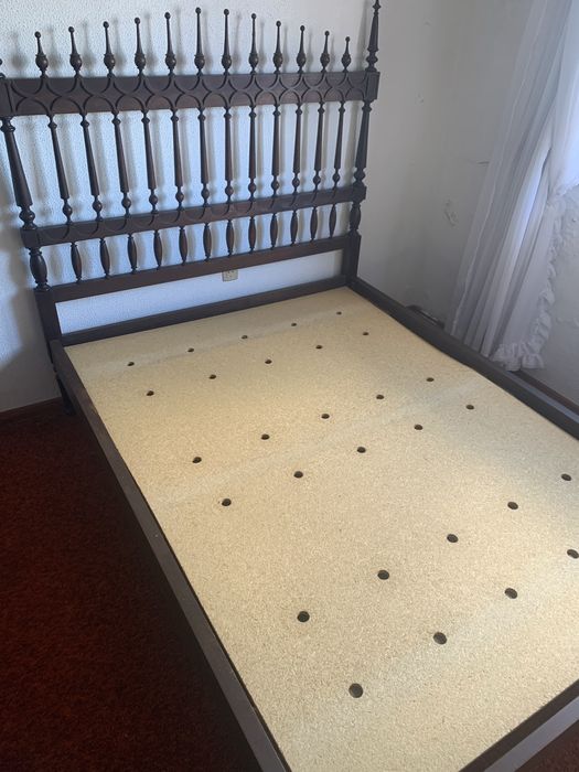 Cama de Casal Clássica em Madeira Maciça – Elegante e Intemporal
