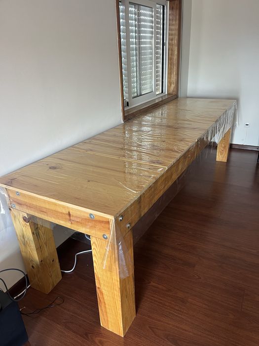 Sofa, mesa e cadeiras