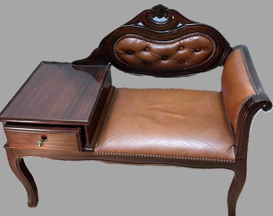 Banco de telefone classico em mogno