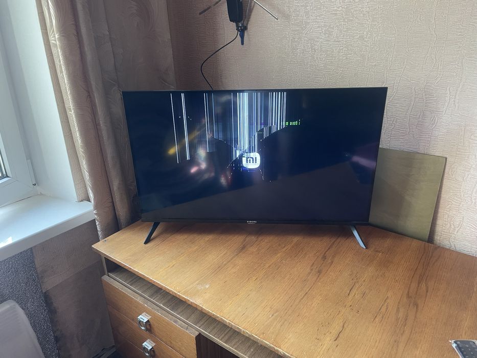 Продам телевізор Xiaomi L32m8-a2me на запчастини розбитий екран