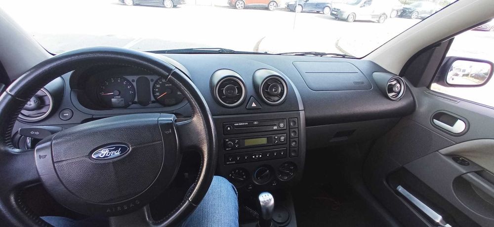 Fiesta 1.4, 2002, 200.000km. Motivo da venda: mudança de país