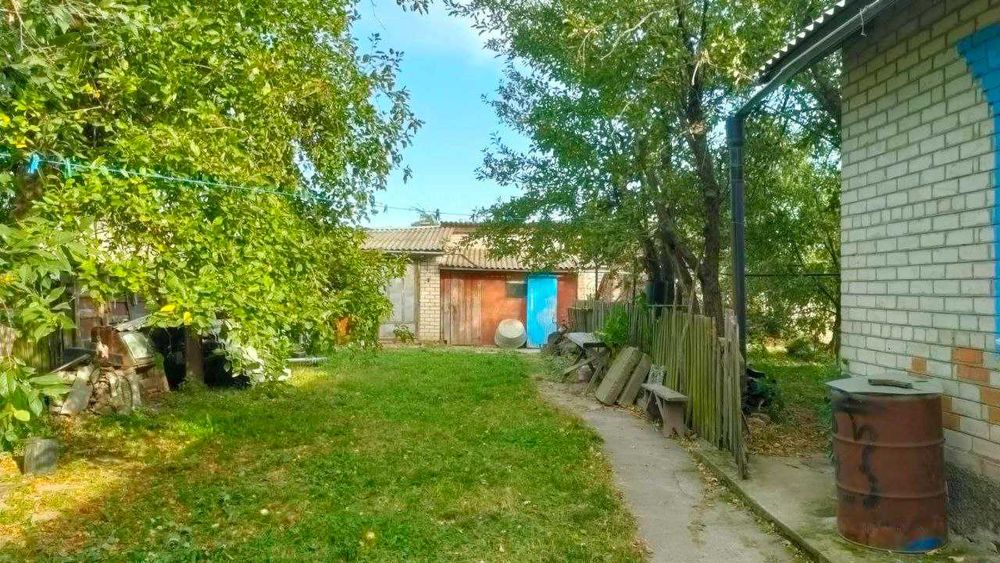 Будинок 3 кімнати.  13 соток, є газ, піч.