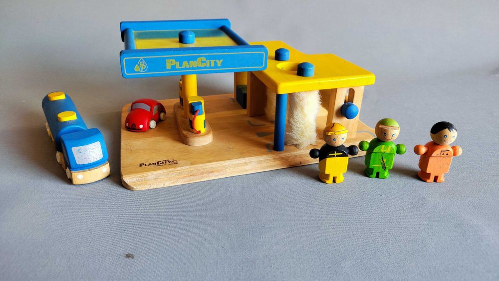 Brinquedo de Madeira PlanToys - Estação de Serviço / Posto de Combustível "Plan City"