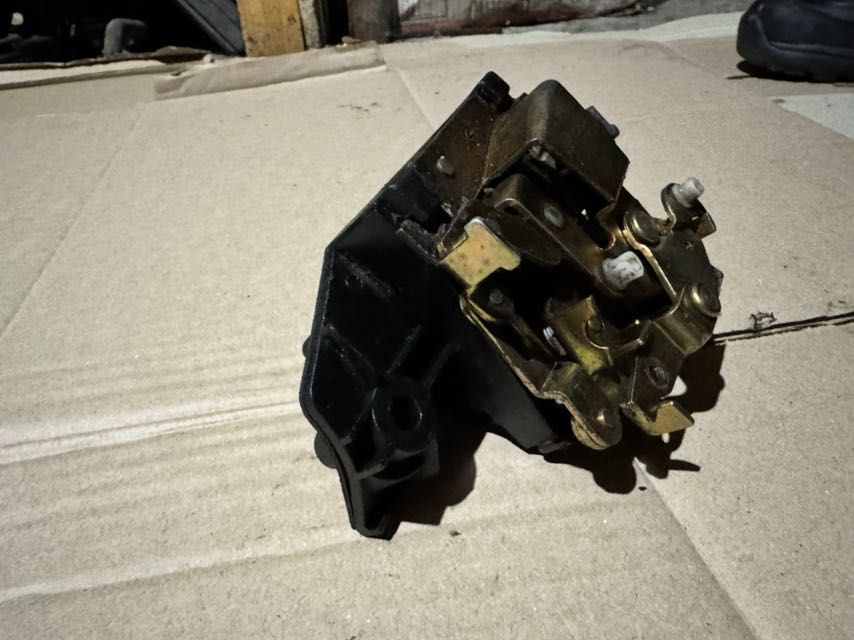 Замок кришки багажника (ляди) Volkswagen T4 1990-2003