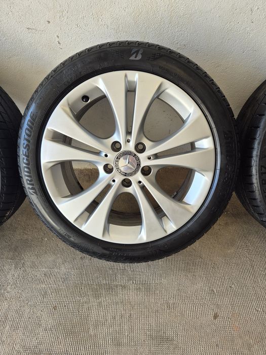 Jantes mercedes originais e pneus como novos. Têm poucos kms de uso. Comprei jantes 18.