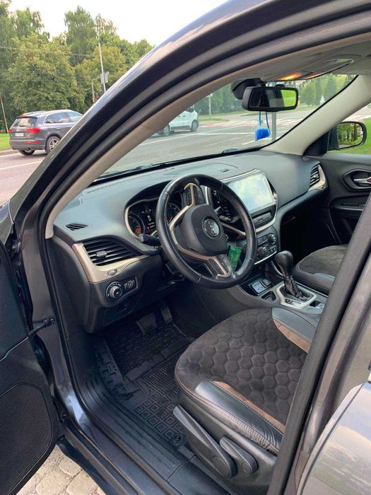 Продам терміново JEEP CHEROKEE.